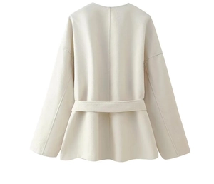 Détail du manteau en laine blanc cassé montrant le col et la ceinture assortie