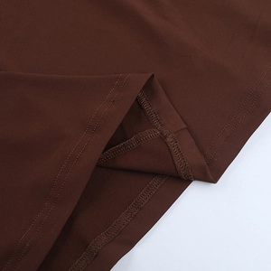 Detailansicht der schokobraunen Stoffstruktur und präzisen Saumnaht an diesem Kleid