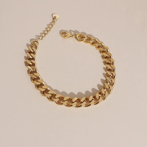 Détail du bracelet gourmette doré avec chaîne réglable et fermoir mousqueton robuste