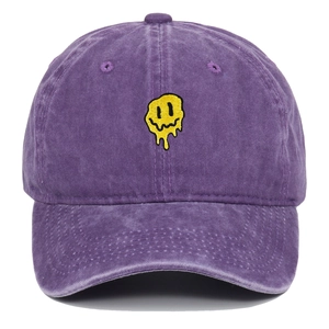 Détail de la casquette en coton délavé violet avec broderie smiley fondant jaune vif