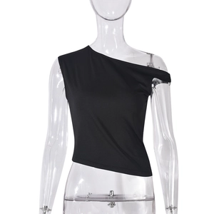 Gros plan détaillé du crop top noir à une épaule avec tricot ajouré et irrégulier