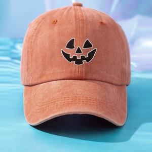 Détail de la casquette orange en coton délavé avec broderie de citrouille d'Halloween