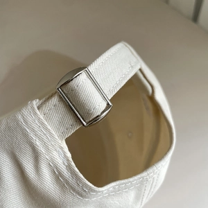 Gros plan sur la casquette en coton avec boucle réglable en métal et coutures soignées