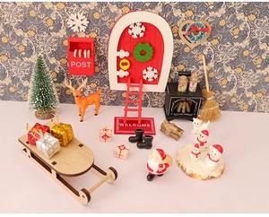 Set miniatura casa di Natale con porta rossa, slitta di legno e piccole decorazioni festive