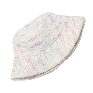 Vue détaillée du chapeau bob en tricot arc-en-ciel coloré avec texture douce et poilue