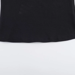Vista macro dettagliata dell'orlo a costine e delle cuciture di una t-shirt nera