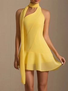 Détail de robe courte jaune dos nu avec longue écharpe élégante et ourlet volanté