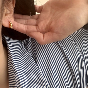 Boucle d'oreille créole spirale dorée élégante au design français torsadé