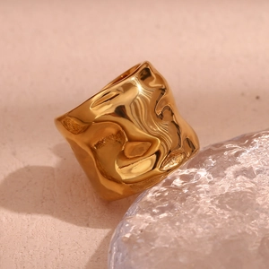 Anello largo in acciaio inossidabile dorato 18K con texture ondulata su ghiaccio