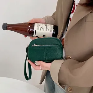 Mini portamonete verde smeraldo in pelle litchi con doppia cerniera e cinturino da polso