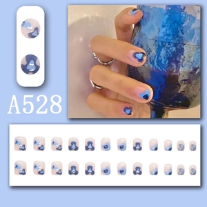 Detailansicht der blauen French-Line-Kunstnägel und das 24-teilige Nagelset-Set