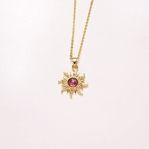 Elegante collar de sol bañado en oro de 18K con piedra roja y circonitas blancas