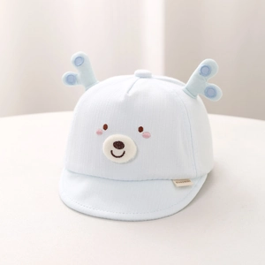 Détail du chapeau bébé bleu clair avec broderie ours et design de bois 3D