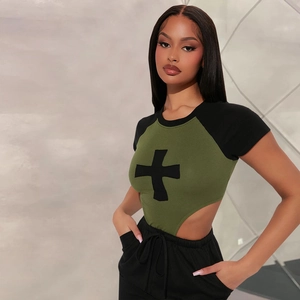 Détail du t-shirt contrasté vert olive avec imprimé croix et découpe à la taille latérale