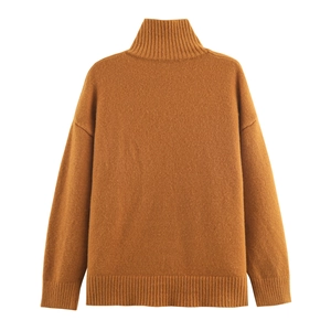 Détail du cardigan en maille marron camel à col montant avec texture douce et épaisse
