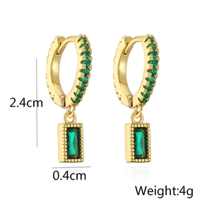 Dettaglio di orecchini dorati con pendenti in zircone verde, altezza di 2,4 cm