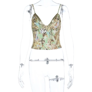 Detail van de V-hals met pailletten en dierenprint op deze korte bikinitop voor dames