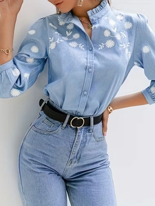 Camicetta azzurra con ricami floreali e maniche a lanterna con jeans in denim lavaggio chiaro