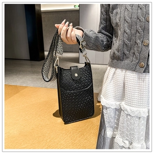 Detail der gewebten Handytasche mit einem stylischen geometrisch gemusterten breiten Gurt