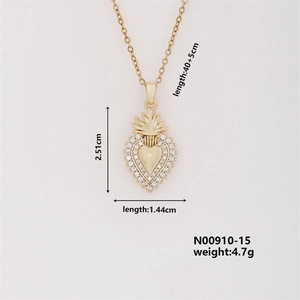 Detail showing gold heart pendant dimensions 2.51x1.44cm and chain length 40+5cm