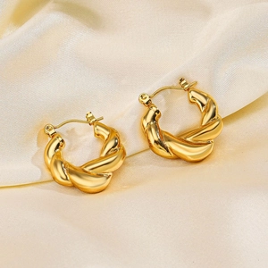 Boucles d'oreilles créoles torsadées en acier plaqué or 18K sur fond de soie douce