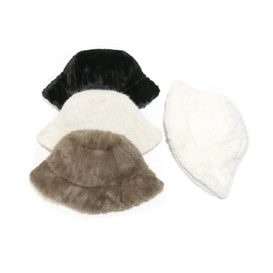 Chapeau bob en fausse fourrure pour femme avec texture peluche rayée en divers coloris
