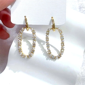 Eleganti orecchini a cerchio ovali placcati oro con perle e zirconi alternati su supporto bianco