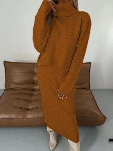 Détail de l'ensemble deux pièces en maille caramel avec pull à col montant et jupe