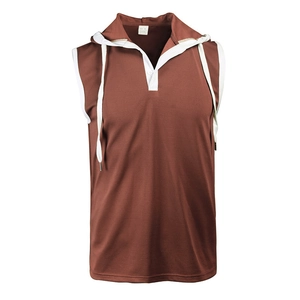 Détail du mesh marron respirant et du cordon blanc sur le débardeur à capuche polo pour hommes