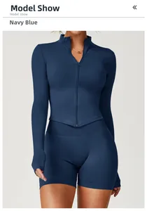 Detail der marineblauen Fitnessjacke mit Daumenlochbündchen und hochelastischem Stoff
