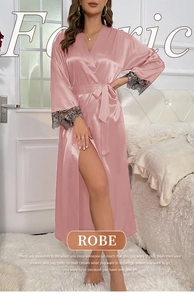 Détail de la dentelle aux manches et col en V d'un peignoir long en satin rose soie