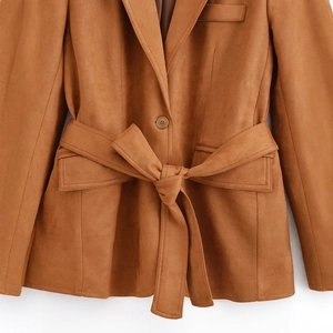 Blazer in pelle scamosciata marrone da donna con vita stretta e cintura in coordinato
