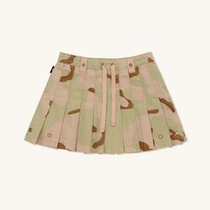 Detail eines rosa Camouflage-Faltenrocks mit dekorativen Kordelzügen und Metallösen