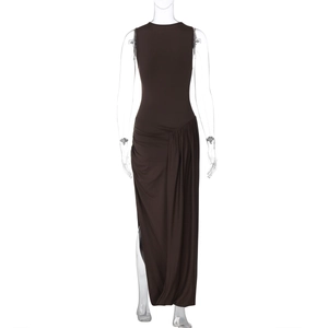Detail van de zijsplit en elegante plooien op de donkerbruine mouwloze maxi-jurk