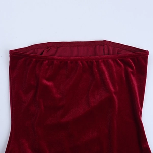 Dettaglio dello scollo a fascia in velluto rosso scuro con texture del tessuto