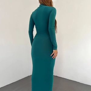 Vue détaillée du dos montrant les coutures en tulle vert foncé et la coupe de la robe