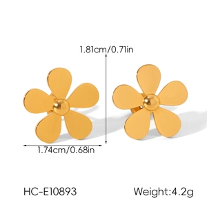 Detail showing 18k gold plated daisy flower earrings with size and weight measurements