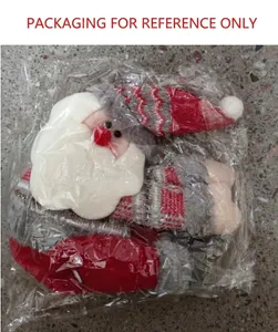 Détail de l'embrasse de rideau Père Noël en peluche dans son emballage plastique