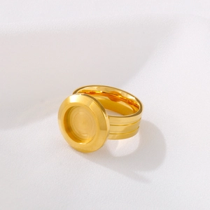 Bague minimaliste en acier inoxydable doré avec un design concave circulaire moderne