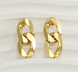Détail macro de boucles d'oreilles pendantes à maillons entrelacés en plaqué or 18 carats