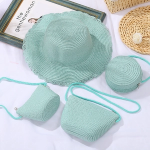 Dettaglio del cappello di paglia verde menta e borse a tracolla intrecciate abbinate