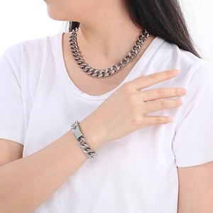 Vue détaillée du collier et bracelet chaîne cubaine argent 13mm sur un modèle masculin