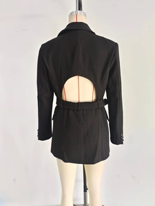 Détail du blazer noir dos nu pour femme avec ceinture et découpe à l'arrière de la veste