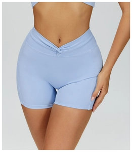 Dettaglio degli shorts da yoga a vita alta con fascia a V incrociata e tessuto blu chiaro