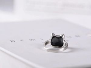 Makro-Detail des Vintage-Silber-Katzenohrrings mit verstellbarem Band und Innenseite