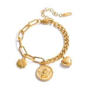 Collier plaqué or 18K avec médaille ange, trèfle et pendentifs cœur sur chaîne double