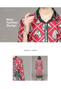 Détail d'une robe vintage à manches longues avec imprimé tête de cheval et ceinture