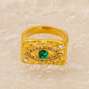 Détail macro d'une bague œil de malachite avec texture martelée et cristaux