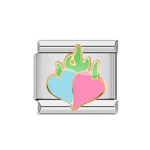 Dettaglio del charm modulare argento con cuori in smalto blu e rosa e fiamma verde