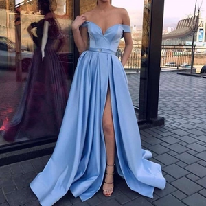 Robe de soirée élégante en satin bleu clair, épaules dénudées avec fente haute et décolleté